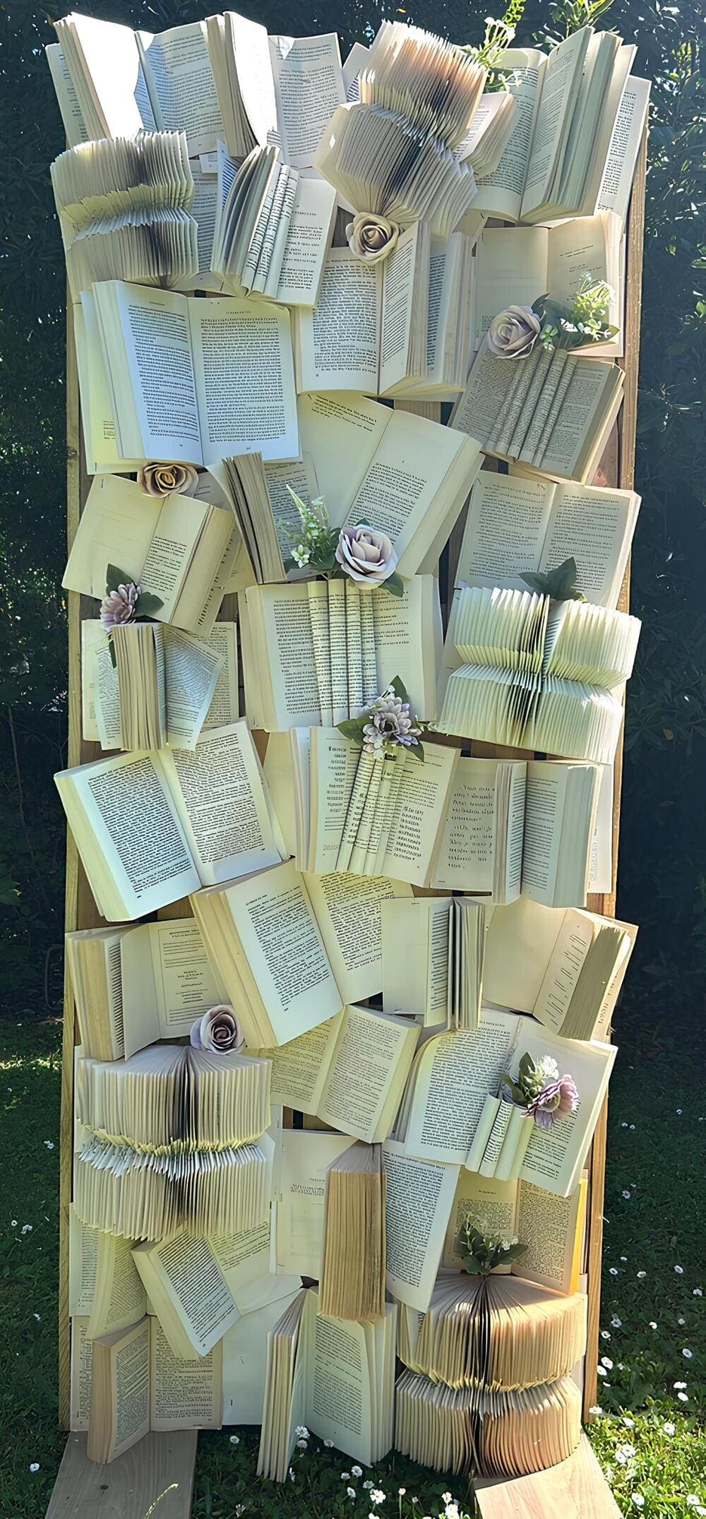 Un mur de livres ouvert unique et captivant, disponible à l'emplacement au Domaine du Vieux Lavoir pour personnaliser votre événement. Cette décoration originale crée une atmosphère intellectuelle, bohème ou romantique, parfaite comme toile de fond pour un photobooth ou une pièce lecture éphémère. Ajoutez une touche d'originalité et d'élégance littéraire à vos mariages et grandes réceptions dans les Deux-Sèvres avec notre sélection de décorations maison.